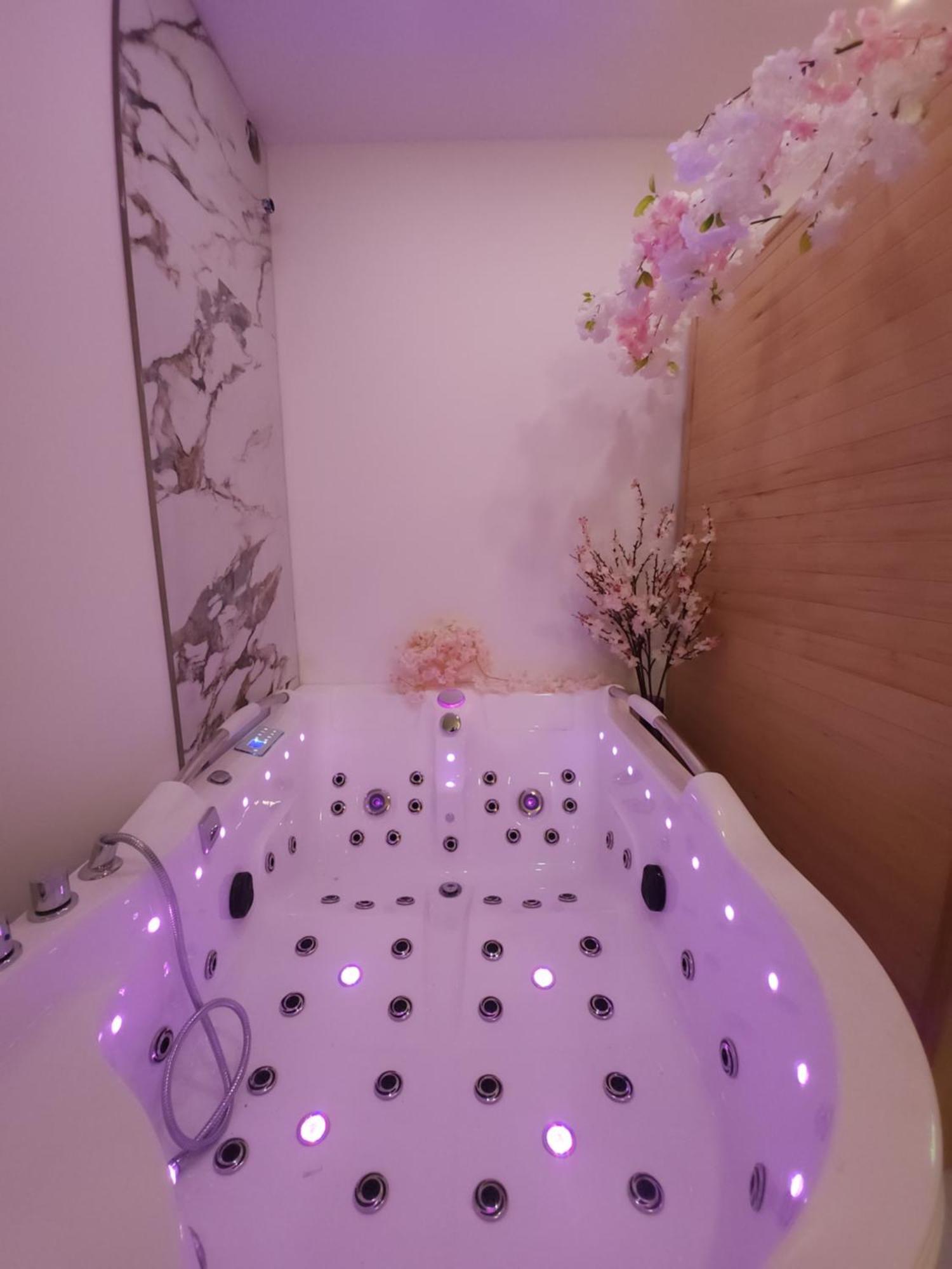 New In Gdansk! Red Room In The Heart Of Gdansk - Bdsm - With A Luxury Jacuzzi And Access To A Sauna Exteriör bild