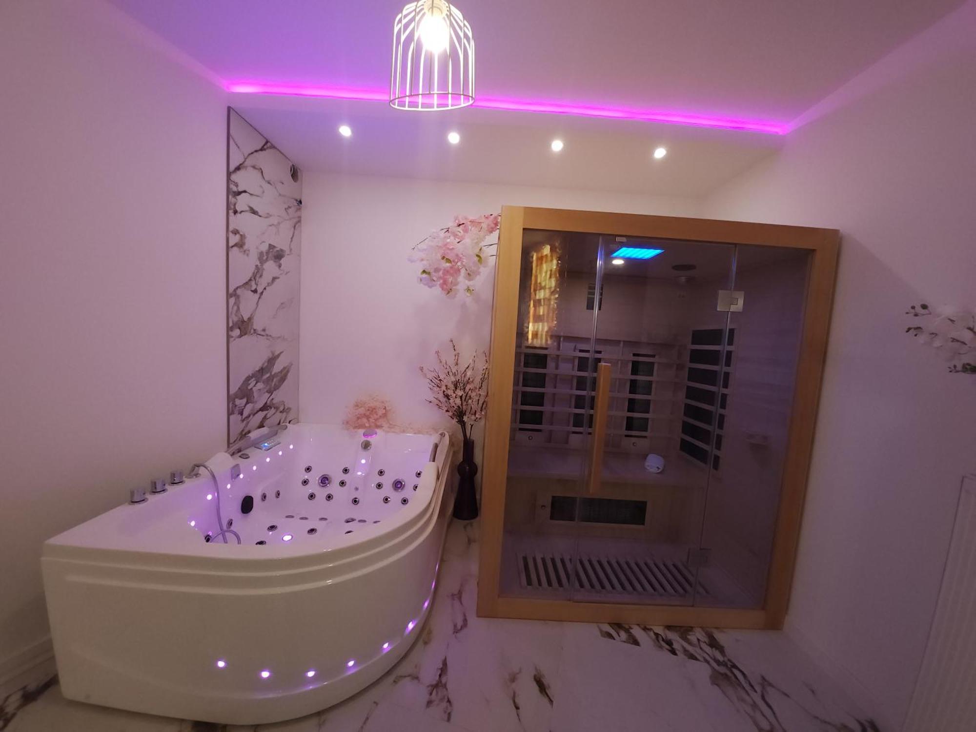New In Gdansk! Red Room In The Heart Of Gdansk - Bdsm - With A Luxury Jacuzzi And Access To A Sauna Exteriör bild